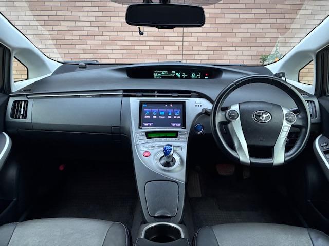 プリウス Ｇツーリングセレクションレザーパッケージ　保証付　禁煙車　純正ナビ　フルセグ　Ｂモニター　Ｂｌｕｅｔｏｏｔｈ　本革シート　ビルトインＥＴＣ　シートヒーター　電動シート　追従型クルコン　ＬＥＤライト　プリクラッシュ　スマートキ―　純正１７ＡＷ（11枚目）