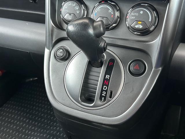 エレメント ベースグレード　保証付　禁煙車　４ＷＤ　外品１９ＡＷ　ホワイトレタータイヤ　フローティングナビ　ＨＩＤライト　観音開き　キーレス（16枚目）