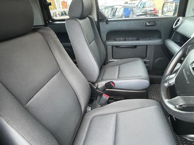 エレメント ベースグレード　保証付　禁煙車　４ＷＤ　外品１９ＡＷ　ホワイトレタータイヤ　フローティングナビ　ＨＩＤライト　観音開き　キーレス（17枚目）