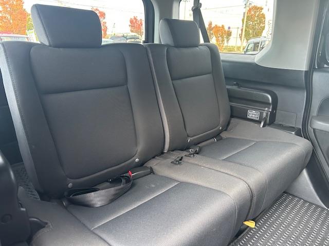 エレメント ベースグレード　保証付　禁煙車　４ＷＤ　外品１９ＡＷ　ホワイトレタータイヤ　フローティングナビ　ＨＩＤライト　観音開き　キーレス（18枚目）