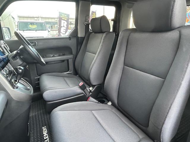 エレメント ベースグレード　保証付　禁煙車　４ＷＤ　外品１９ＡＷ　ホワイトレタータイヤ　フローティングナビ　ＨＩＤライト　観音開き　キーレス（30枚目）