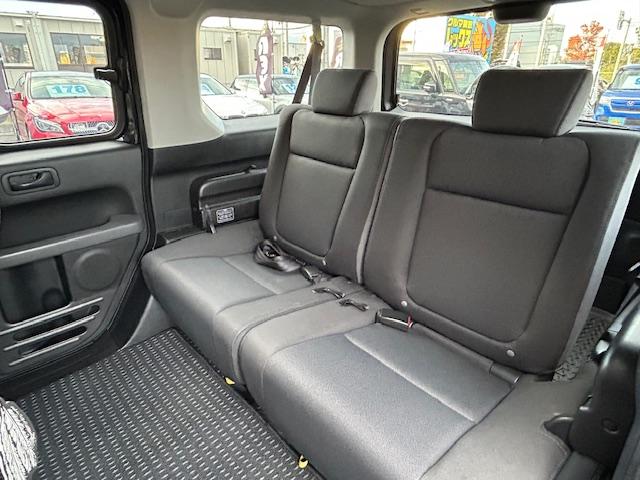 エレメント ベースグレード　保証付　禁煙車　４ＷＤ　外品１９ＡＷ　ホワイトレタータイヤ　フローティングナビ　ＨＩＤライト　観音開き　キーレス（31枚目）