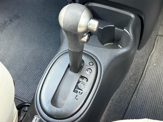 マーチ １２Ｇ　保証付　禁煙車　外品ナビ　地デジＴＶ　スマートキー　プッシュスタート　ＥＴＣ　Ａ－ＳＴＯＰ　オートエアコン　オートライト　純正ホイール（17枚目）