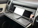 ダッシュボード内には、ミラー完備で、鏡台代わりになります♪