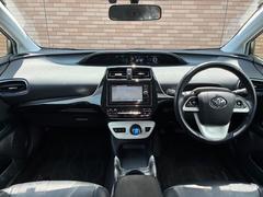 Ｈ３０年式　プリウス　Ｓツーリング入庫♪４ＷＤ　１オーナー　革シート　純正ナビ　ＴＶ　Ｂカメラ　ＬＥＤライト　純正１７ＡＷ　シートヒーター　ＡＣ１００Ｖ　ＥＴＣ　ＢＴ　スマートキー等装備車♪ 5