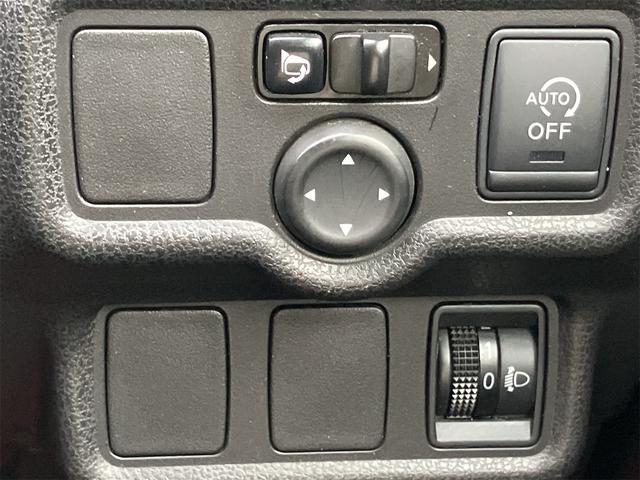 ノート Ｘ　ナビ　ＴＶ　アルミホイール　スマートキー　アイドリングストップ　電動格納ミラー　ＣＶＴ　盗難防止システム　衝突安全ボディ　ＡＢＳ　ＣＤ　ミュージックプレイヤー接続可　エアコン　パワーステアリング（7枚目）