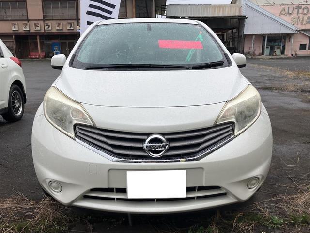 ノート Ｘ　ナビ　ＴＶ　アルミホイール　スマートキー　アイドリングストップ　電動格納ミラー　ＣＶＴ　盗難防止システム　衝突安全ボディ　ＡＢＳ　ＣＤ　ミュージックプレイヤー接続可　エアコン　パワーステアリング（13枚目）