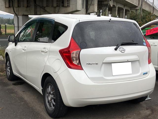 ノート Ｘ　ナビ　ＴＶ　アルミホイール　スマートキー　アイドリングストップ　電動格納ミラー　ＣＶＴ　盗難防止システム　衝突安全ボディ　ＡＢＳ　ＣＤ　ミュージックプレイヤー接続可　エアコン　パワーステアリング（17枚目）