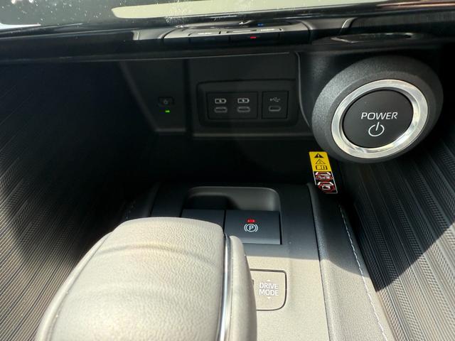 ４ＷＤ　Ｅ−Ｆｏｕｒ　特別仕様車　ＰＨＥＶロアグリル　ＰＨＥＶモデリスタエアロ　調光式パノラマルーフ　パノラミックビューモニター　デジタルインナーミラー　専用ホイール　ブラインドスポットモニター