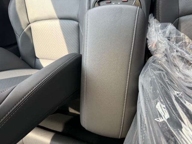 ４ＷＤ　Ｅ−Ｆｏｕｒ　特別仕様車　ＰＨＥＶロアグリル　ＰＨＥＶモデリスタエアロ　調光式パノラマルーフ　パノラミックビューモニター　デジタルインナーミラー　専用ホイール　ブラインドスポットモニター