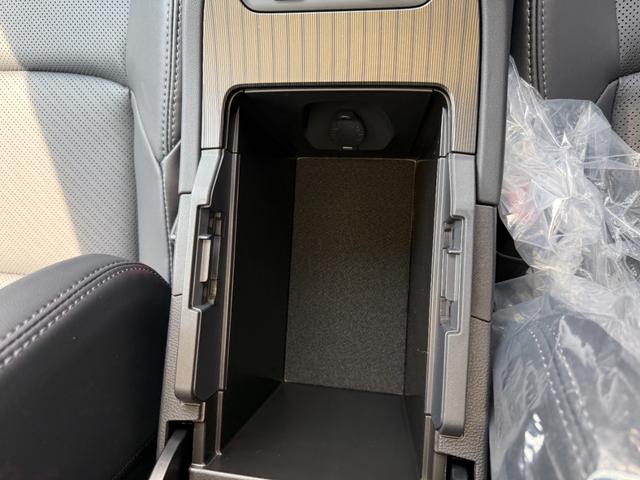 ４ＷＤ　Ｅ−Ｆｏｕｒ　特別仕様車　ＰＨＥＶロアグリル　ＰＨＥＶモデリスタエアロ　調光式パノラマルーフ　パノラミックビューモニター　デジタルインナーミラー　専用ホイール　ブラインドスポットモニター