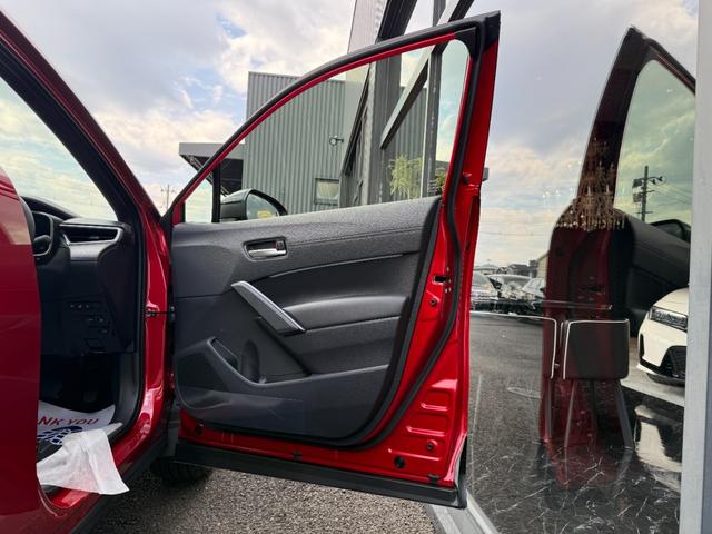 カローラクロス ハイブリッド　Ｚ　改良後　パノラマルーフ　パノラミックビューモニター　ブラインドスポットモニター　寒冷地仕様　アドバンストパーク　トヨタチームメイト　アダプティブハイビームシステムシートベンチレーション（39枚目）