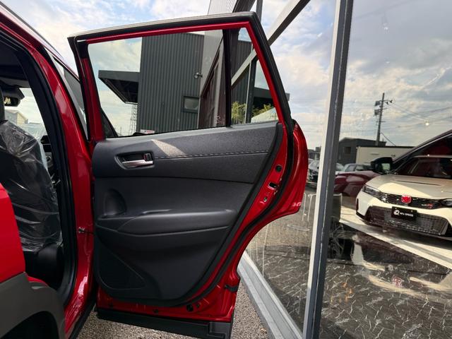 カローラクロス ハイブリッド　Ｚ　改良後　パノラマルーフ　パノラミックビューモニター　ブラインドスポットモニター　寒冷地仕様　アドバンストパーク　トヨタチームメイト　アダプティブハイビームシステムシートベンチレーション（56枚目）