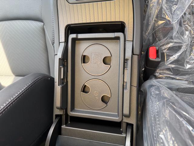 ハリアーハイブリッド Z レザーパッケージ・ナイトシェード 4WD E-Four 特別仕様車 調光式パノラマルーフ パノラミックビューモニター デジタルインナーミラー ブラインドスポットモニター クルーズコントロール ハンズフリーバックドア 寒冷地仕様(59枚目)