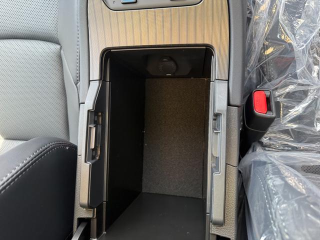 ハリアーハイブリッド Z レザーパッケージ・ナイトシェード 4WD E-Four 特別仕様車 調光式パノラマルーフ パノラミックビューモニター デジタルインナーミラー ブラインドスポットモニター クルーズコントロール ハンズフリーバックドア 寒冷地仕様(60枚目)