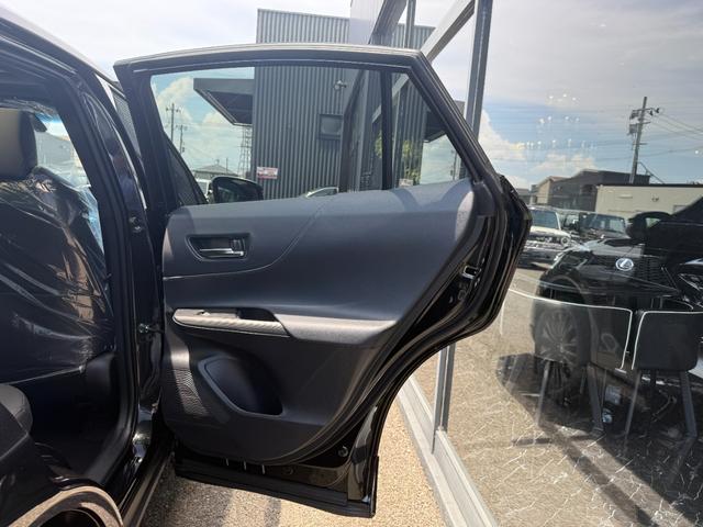 ハリアーハイブリッド Z レザーパッケージ・ナイトシェード 4WD E-Four 特別仕様車 調光式パノラマルーフ パノラミックビューモニター デジタルインナーミラー ブラインドスポットモニター クルーズコントロール ハンズフリーバックドア 寒冷地仕様(63枚目)