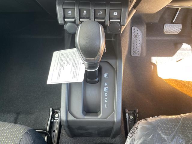 ４型　リヤパーキングセンサー　ＬＥＤヘッドランプ　スズキセーフティサポート　車線逸脱警告　アイドリングストップ　フォグランプ　シートヒーター　クルーズコントロール