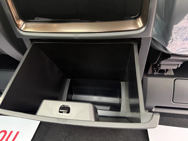 アルファード Ｚ　左右独立ムーンルーフ　寒冷地仕様　デジタルインナーミラー　パノラミックビューモニター　ブラインドスポットモニター　前後方録画機能　両側電動スライドドア　パワーバックドア　トヨタセーフティセンス（69枚目）