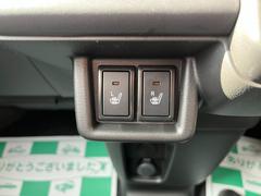 シートヒータのスイッチが運転席と助手席の真ん中にあります。 7