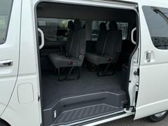 パワーバックドア付きなので２列目の開け閉めも楽ですし運転席からの開閉も出来ます。 7