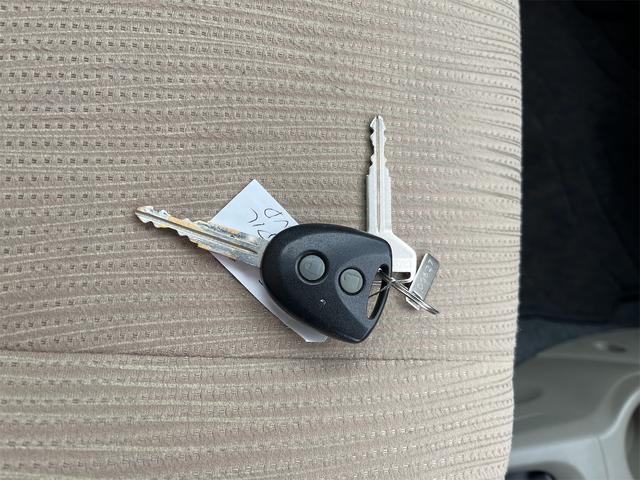 ミラ Ｘスペシャル　４ＷＤマニュアル　５速　キーレスエントリー　ＭＴ　盗難防止システム　ＡＢＳ　ＣＤ　アルミホイール　衝突安全ボディ　エアコン　パワーステアリング（9枚目）