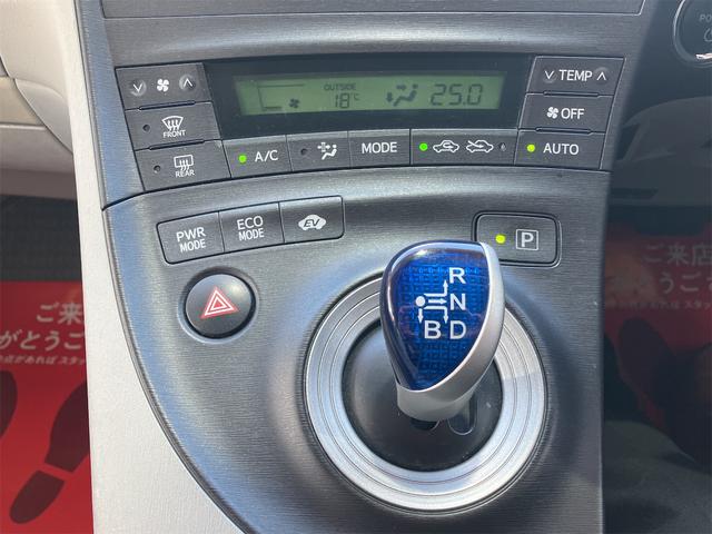 プリウス S ETC バックカメラ ナビ TV アルミホイール オートライト CVT スマートキー アイドリングストップ 電動格納ミラー 盗難防止システム CD ミュージックプレイヤー接続可 衝突安全ボディ ABS(8枚目)