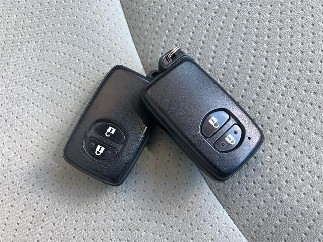 プリウス S ETC バックカメラ ナビ TV アルミホイール オートライト CVT スマートキー アイドリングストップ 電動格納ミラー 盗難防止システム CD ミュージックプレイヤー接続可 衝突安全ボディ ABS(12枚目)