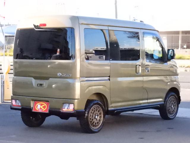 アトレー ＲＳ　ワンオーナー　買取直販　チョイアゲリフトアップ　アウトドアＬＯＯＫ　オープンカントリー　スタッドレスタイヤ付　グリルガード　ワークライト　スマートアシスト　両側パワースライドドア　シートカバー（3枚目）