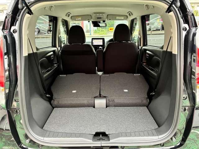 後部座席を倒した状態