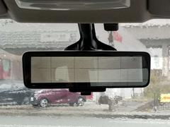 【スマートルームミラー】後方カメラを使う事で後席の荷物や乗員、ピラーによって後方視界が遮られる事なく後方を確認する事が出来ます。 7