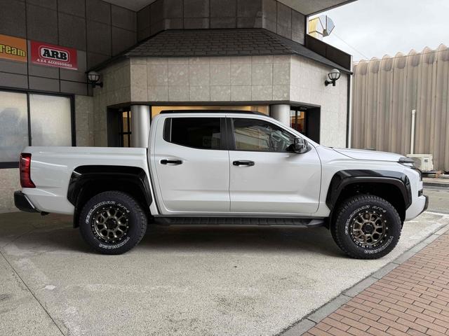 トライトン ＧＳＲ　フロントリフトアップ　ＹＯＫＯＨＡＭＡジオランダーＡ／Ｔ４　ＭＫＷ　Ｍ２０４　コヨーテブロンズ　１７インチＡＷ　ＥＧＲバグガード　ブラックフロントグリル　スマートフォン連携９インチナビ　ＴＶアンテナキ（2枚目）