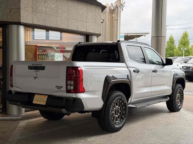 トライトン ＧＳＲ　フロントリフトアップ　ＹＯＫＯＨＡＭＡジオランダーＡ／Ｔ４　ＭＫＷ　Ｍ２０４　コヨーテブロンズ　１７インチＡＷ　ＥＧＲバグガード　ブラックフロントグリル　スマートフォン連携９インチナビ　ＴＶアンテナキ（3枚目）