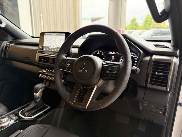 トライトン ＧＳＲ　フロントリフトアップ　ＹＯＫＯＨＡＭＡジオランダーＡ／Ｔ４　ＭＫＷ　Ｍ２０４　コヨーテブロンズ　１７インチＡＷ　ＥＧＲバグガード　ブラックフロントグリル　スマートフォン連携９インチナビ　ＴＶアンテナキ（5枚目）