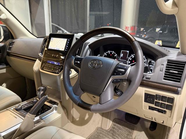 ランドクルーザー AX Gセレクション 走行2万キロ台 フルノーマル エアロステップ サイドメッキモール 純正18インチAW 純正フルセグナビ バックカメラ トヨタセーフティセンス レーダークルーズコントロール ベージュ内装(5枚目)