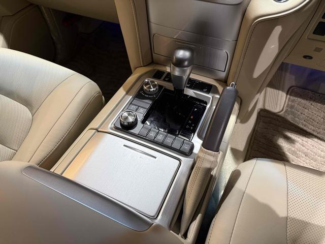 ランドクルーザー AX Gセレクション 走行2万キロ台 フルノーマル エアロステップ サイドメッキモール 純正18インチAW 純正フルセグナビ バックカメラ トヨタセーフティセンス レーダークルーズコントロール ベージュ内装(7枚目)