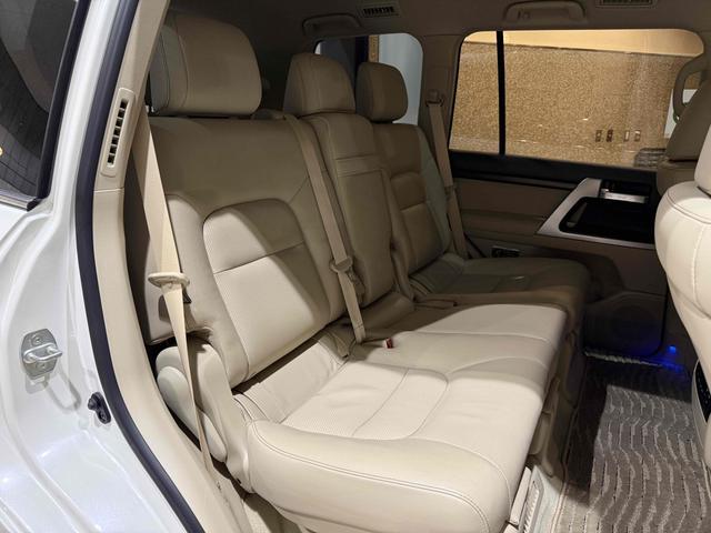 ランドクルーザー AX Gセレクション 走行2万キロ台 フルノーマル エアロステップ サイドメッキモール 純正18インチAW 純正フルセグナビ バックカメラ トヨタセーフティセンス レーダークルーズコントロール ベージュ内装(10枚目)