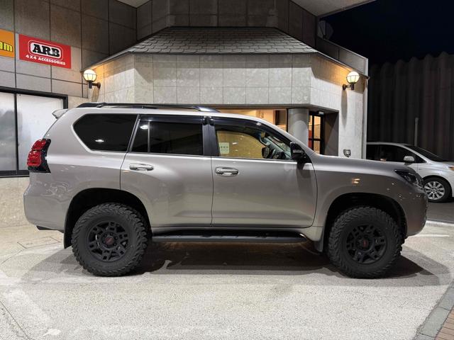 ランドクルーザープラド TX Lパッケージ マットブラックエディション 7人乗り 黒内装 JAOSリフトアップサスペンション YOKOHAMAジオランダーMTタイヤ 北米TRD17インチAW 木目調ステアリング KENWOOD9インチナビ バックカメラ チルト&スライド電(2枚目)