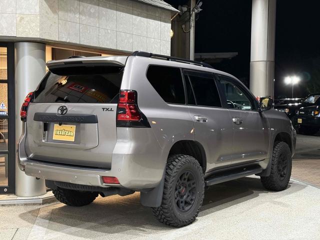 ランドクルーザープラド TX Lパッケージ マットブラックエディション 7人乗り 黒内装 JAOSリフトアップサスペンション YOKOHAMAジオランダーMTタイヤ 北米TRD17インチAW 木目調ステアリング KENWOOD9インチナビ バックカメラ チルト&スライド電(3枚目)