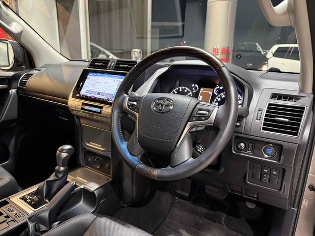 ランドクルーザープラド TX Lパッケージ マットブラックエディション 7人乗り 黒内装 JAOSリフトアップサスペンション YOKOHAMAジオランダーMTタイヤ 北米TRD17インチAW 木目調ステアリング KENWOOD9インチナビ バックカメラ チルト&スライド電(5枚目)