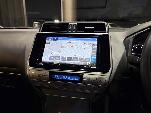 ランドクルーザープラド TX Lパッケージ マットブラックエディション 7人乗り 黒内装 JAOSリフトアップサスペンション YOKOHAMAジオランダーMTタイヤ 北米TRD17インチAW 木目調ステアリング KENWOOD9インチナビ バックカメラ チルト&スライド電(6枚目)