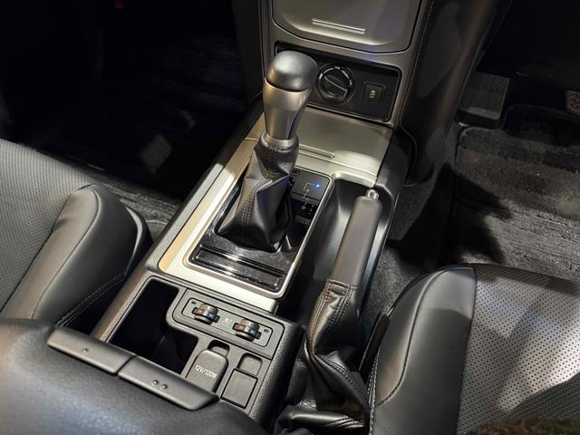 ランドクルーザープラド TX Lパッケージ マットブラックエディション 7人乗り 黒内装 JAOSリフトアップサスペンション YOKOHAMAジオランダーMTタイヤ 北米TRD17インチAW 木目調ステアリング KENWOOD9インチナビ バックカメラ チルト&スライド電(7枚目)