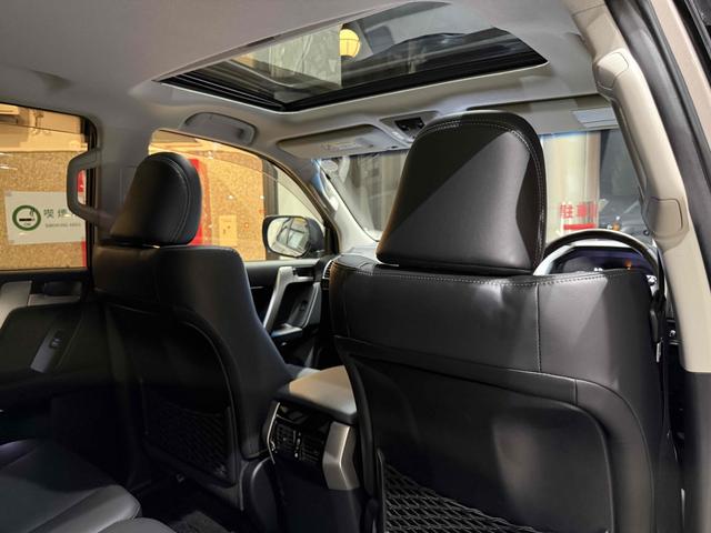 ランドクルーザープラド TX Lパッケージ マットブラックエディション 7人乗り 黒内装 JAOSリフトアップサスペンション YOKOHAMAジオランダーMTタイヤ 北米TRD17インチAW 木目調ステアリング KENWOOD9インチナビ バックカメラ チルト&スライド電(9枚目)