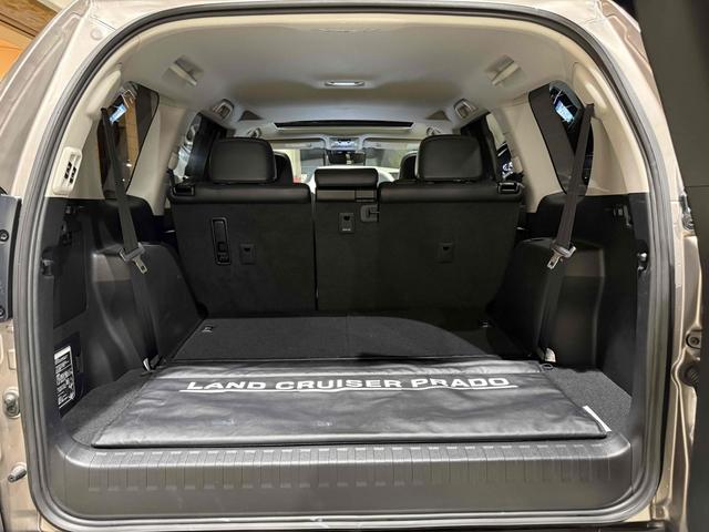 ランドクルーザープラド TX Lパッケージ マットブラックエディション 7人乗り 黒内装 JAOSリフトアップサスペンション YOKOHAMAジオランダーMTタイヤ 北米TRD17インチAW 木目調ステアリング KENWOOD9インチナビ バックカメラ チルト&スライド電(12枚目)