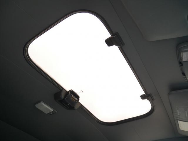 Ｔ１００ ＳＲ５　エクストラキャブ　買取直販　純正ホワイト　ロール式トノカバー　ＦＡＬＫＥＮワイルドピークＡＴ　トヨタ純正１６インチＡＷ　ベンチシート６人乗り　ＬＥＣＡＲＲＡステアリング　カロッツェリア７インチナビ　バックカメラ　サンル（18枚目）