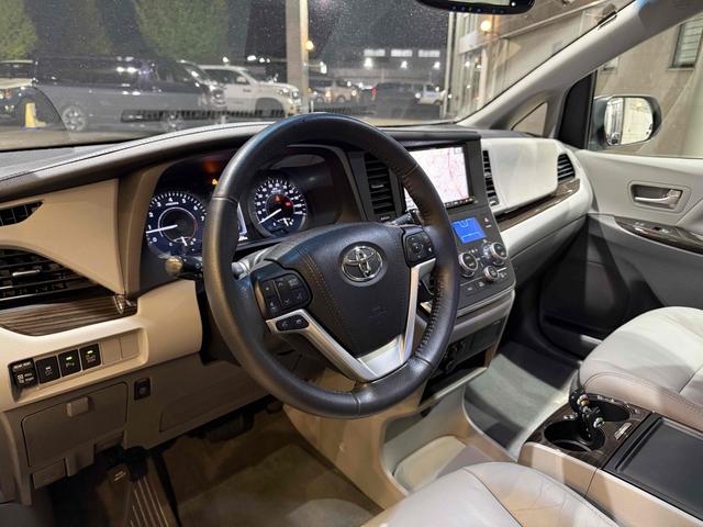 シエナ XLE グレー内装 ウインカー付き電動格納ドアミラー 純正18インチAW サンルーフ スマートキー&プッシュスタート 両側パワースライドドア&パワーバックドア ALPINE9インチフルセグナビ フリップダウン(5枚目)