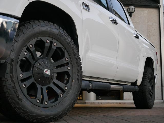 タンドラ クルーマックス　１７９４エディション　ＦＡＬＫＥＮワイルドピークＡＴタイヤ　ＸＤ　ＭＯＮＳＴＥＲ　２０インチＡＷ　ＳＮＵＧＴＯＰハードトノカバー　純正ベッドライナー　純正サイドステップ　純正オーディオ　フロント・サイド・バックカメラ　チル（9枚目）