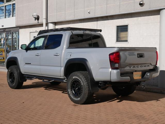 タコマ ダブルキャブ　ＴＲＤオフロード　リフトアップ　ＢＦグッドリッチＡＴ　ＭＥＴＨＯＤ　ＭＲ３０５　１６インチＡＷ　ＰＲＩＮＳＵルーフラック　ＬＥＥＲシャッター式トノカバー　ＡＬＰＩＮＥフルセグナビ　バックカメラ　トヨタセーフティセンス　（6枚目）