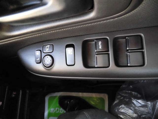 ワゴンRスマイル ハイブリッドS 4WD 届出済み未使用車 セーフティサポート付き 左側パワースライドドア ツートンカラー プッシュスタート オートライト オートエアコン パワステ(32枚目)