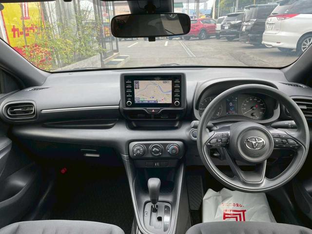 ヤリス Ｘ　禁煙車／４ＷＤ／寒冷地仕様／スタッドレス付属／セーフティセンス／衝突被害軽減ブレーキ／純正ナビ／バックカメラ／ＵＳＢ電源／オートハイビーム／レーンアシスト（3枚目）