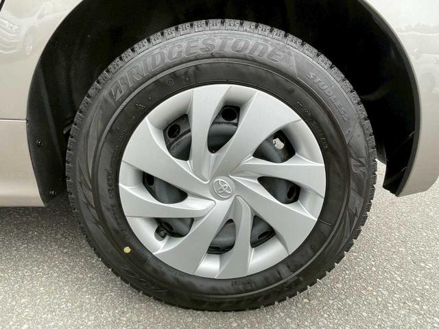 ヤリス Ｘ　禁煙車／４ＷＤ／寒冷地仕様／スタッドレス付属／セーフティセンス／衝突被害軽減ブレーキ／純正ナビ／バックカメラ／ＵＳＢ電源／オートハイビーム／レーンアシスト（5枚目）